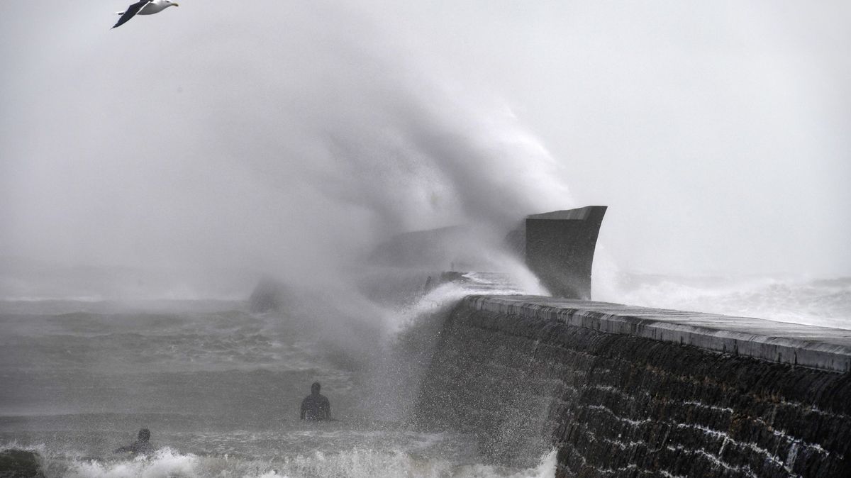 Británii dál sužuje bouře Dennis, ve Francii hrozí povodně